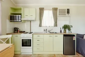 Family Cabin – Queen + Double Bunk, Kitchen & Deck - Image 5