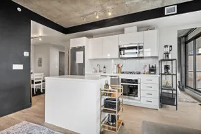 Cozy & Chic | King Bed + Parking - Image 3