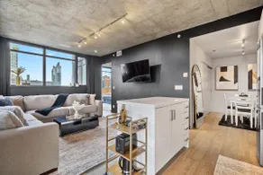 Cozy & Chic | King Bed + Parking - Image 2