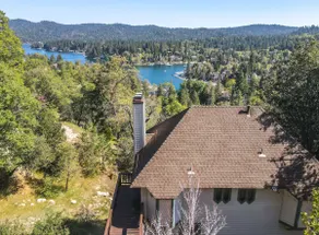 Cabin with Lake Views and Hot Tub, Lake Pass - Image 2