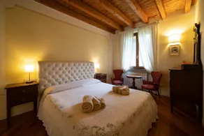 ROMANTIC LAKE VIEW HOUSE - Image 4