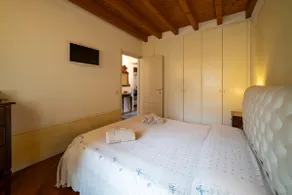 ROMANTIC LAKE VIEW HOUSE - Image 5