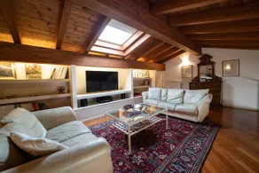 ROMANTIC LAKE VIEW HOUSE - Image 2