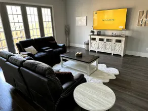 NEW Comfy, spacious, Modern - Image 3