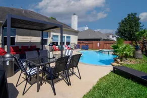 Katy Oasis With Luxury Heated Winter Pool - Image 2