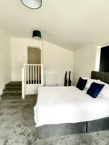 2.Superb Serviced Apartment - free on road parking - Image 5
