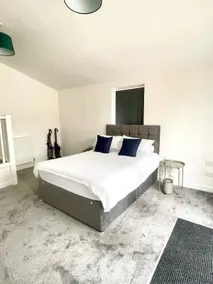 2.Superb Serviced Apartment - free on road parking - Image 2
