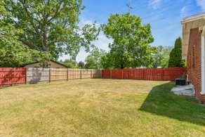 Relaxing 3BR Home - Free Parking, Next to Shops - Image 5