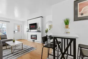 Relaxing 3BR Home - Free Parking, Next to Shops - Image 2