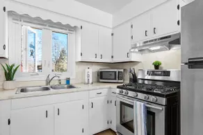 Relaxing 3BR Home - Free Parking, Next to Shops - Image 3