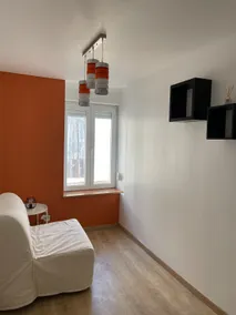 Beautiful renovated townhouse - Image 5