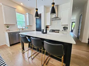 8BR Southend - Walk to Everything - Sleeps 20 - Image 3