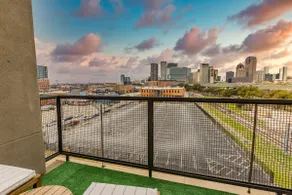 Boho Flows | City Views+King Bed+Gym+Free Parking - Image 3