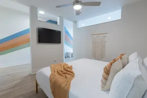 Boho Flows | City Views+King Bed+Gym+Free Parking - Image 4