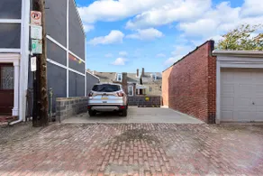 Off Street Parking, Walk to Hospitals + Great Food - Image 4