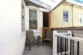 Off Street Parking, Walk to Hospitals + Great Food - Image 5