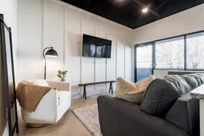 New condo minutes from downtown & Free Parking - Image 3