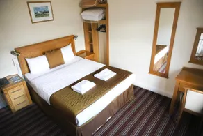 Serviced Double Room: ~ Pet Friendly with Ensuite - Image 4