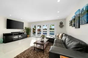 3B/2B Tropical Oasis w Salt-Water Pool! Lake views - Image 2