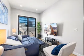 Modern dntwn apt- prime location - Image 3