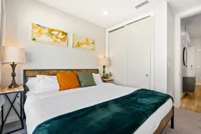 Modern dntwn apt- prime location - Image 2