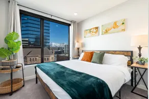 Modern dntwn apt- prime location - Image 4