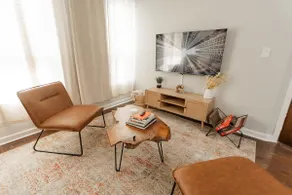 Spacious Haven 3BR|2BA in Chicago’s Northside - Image 2