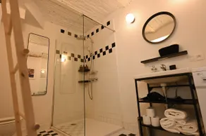 Spacious 3 Bed + 3 Bath duplex in the heart of Brussels. - Image 5