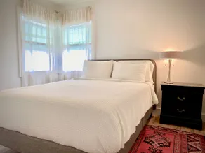 Central Craftsman Apartment - Image 2