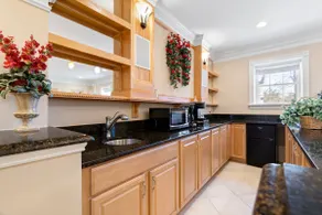 Charming Apartment Suite, 2 BDR, 1 BATH, Location! - Image 4