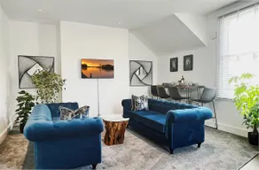 Stylish Central 2 BR Flat near RAMM Museum - Image 2