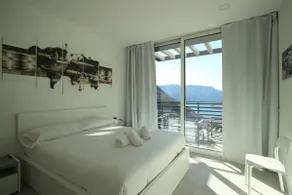 Simone apartment with pool, lake view - Image 3