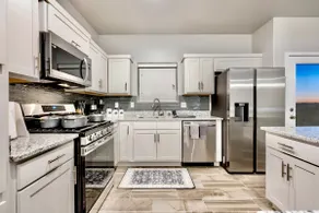 Serene retreat with breathtaking views. - Image 3