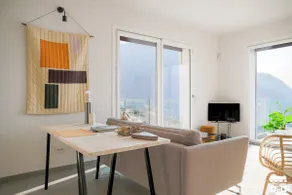Plateau: Lake View Terrace Apartment Como AC - Image 3