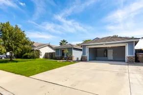 5 Bedroom Beautiful NW Bakersfield with Pool! - Image 2