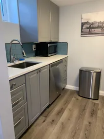 Lower Level, Designer Apartment - Image 5