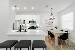 Colorful & Spacious ~ 5* Location ~ 5M Downtown - Image 3