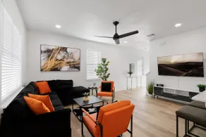 Colorful & Spacious ~ 5* Location ~ 5M Downtown - Image 2