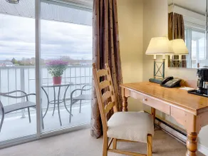 Superior Room 1 Queen, balcony, river view - Image 3