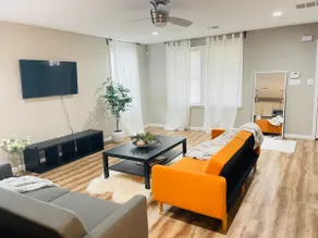 Spacious home, 3 king beds, huge backyard near UM - Image 2