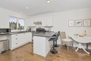 Cozy 1 Bedroom Suite in Mill Bay - Image 3