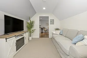 Cozy 1 Bedroom Suite in Mill Bay - Image 5