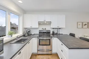 Cozy 1 Bedroom Suite in Mill Bay - Image 2