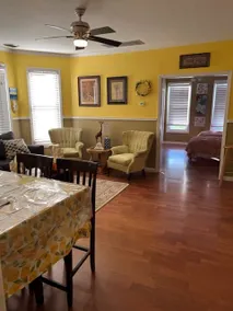 Charming Second Floor Apartment - Image 3