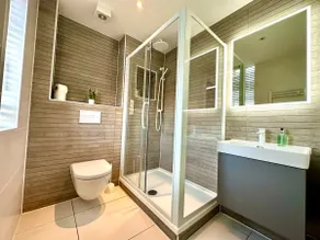 Super Trendy Apartment - Free Parking & Fast WiFi - Image 4
