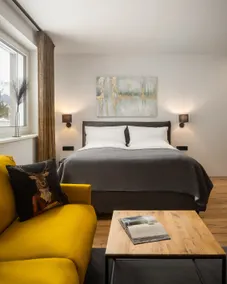 Family room with garden view - Image 2
