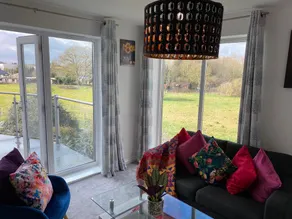 Contemporary, Warm & Homely Apartment with High-Speed WIFI, Terrace & Free Parking overlooking Stourbridge Common Park & Coldham's Brook - Image 3
