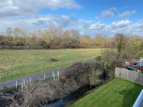 Contemporary, Warm & Homely Apartment with High-Speed WIFI, Terrace & Free Parking overlooking Stourbridge Common Park & Coldham's Brook - Image 2