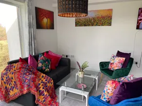 Contemporary, Warm & Homely Apartment with High-Speed WIFI, Terrace & Free Parking overlooking Stourbridge Common Park & Coldham's Brook - Image 5