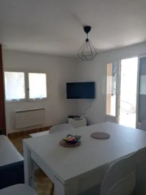 Comfortable apartment with large terrace and lake view - Image 3